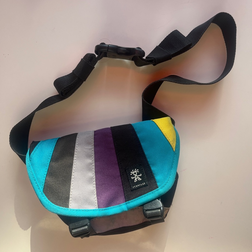 Crumpler Tuans Big Band
Small crossbody bag in colorful stripes